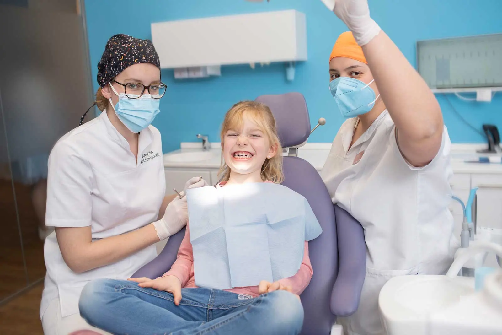 Kind in Behandlung lächelt